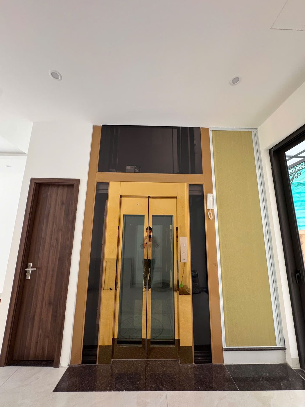 Cửa tầng inox vàng gương đặt cạnh cửa phòng ngủ