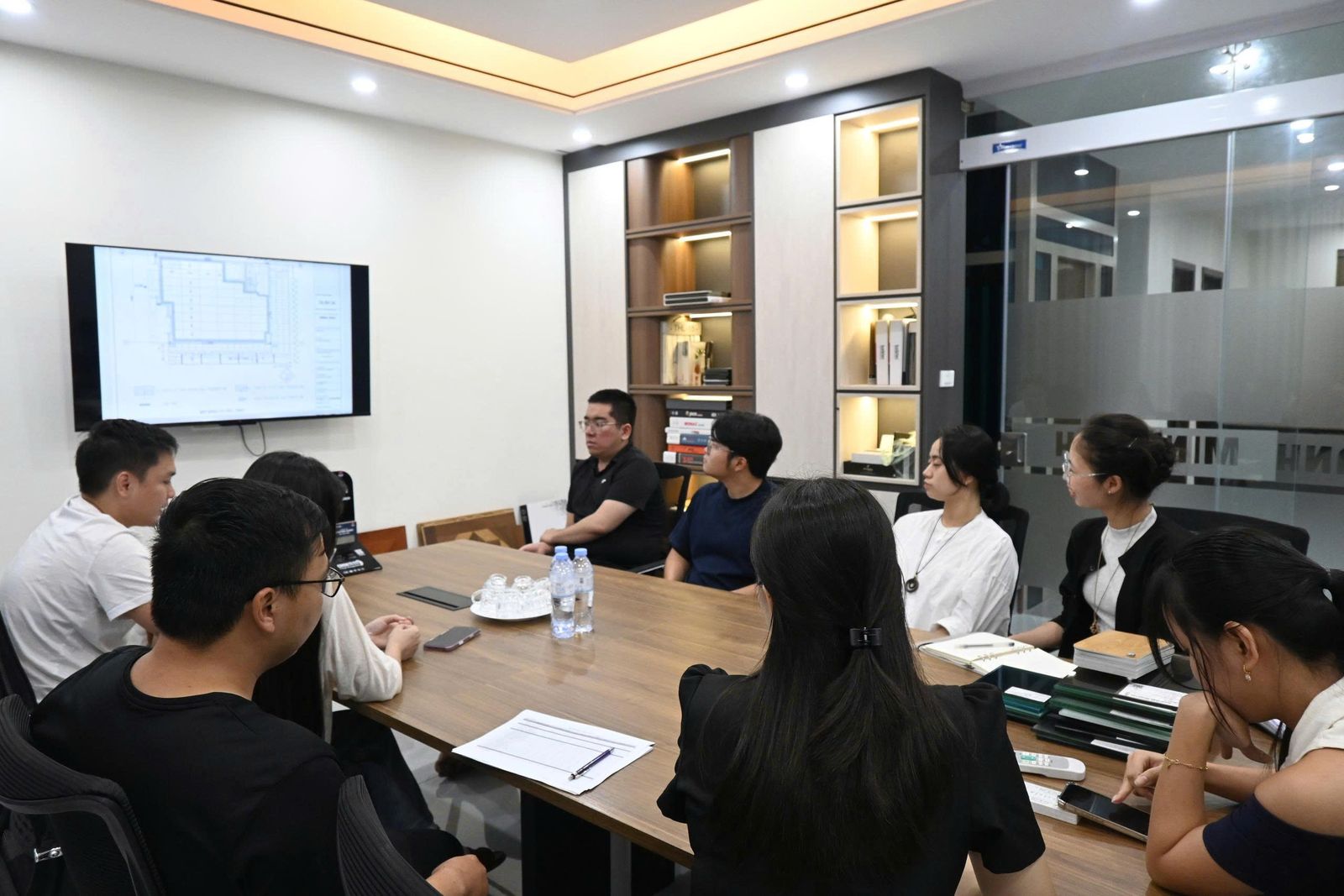 Đội ngũ ASAHI họp triển khai phương án thang máy