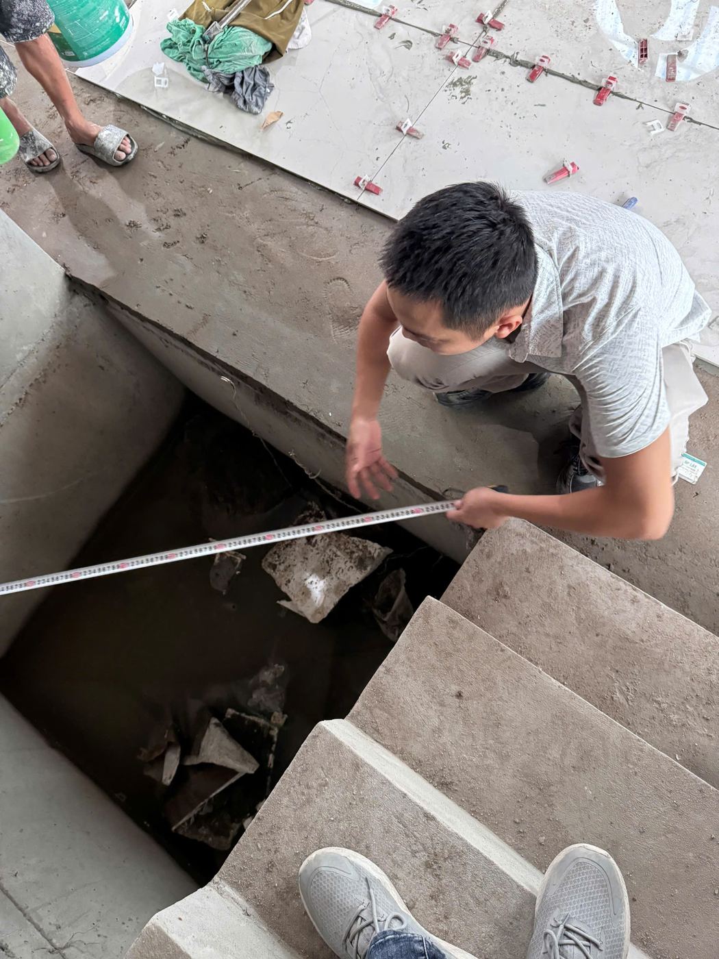 Kỹ sư ASAHI đo hố pit trong buổi khảo sát