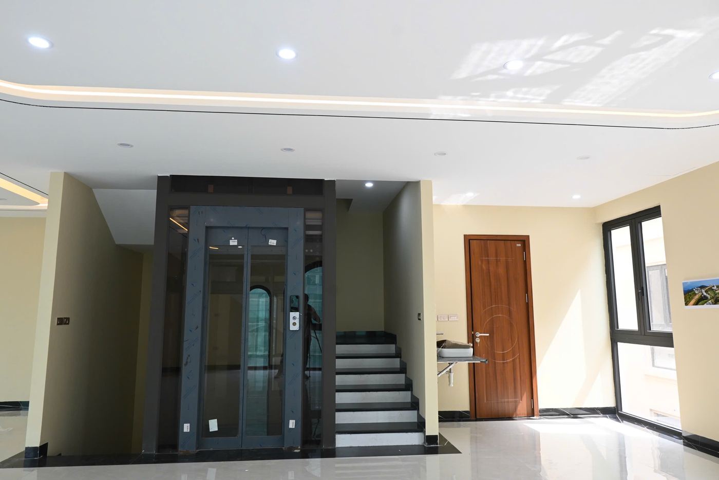 Thang máy khung xám tại sảnh tầng 1