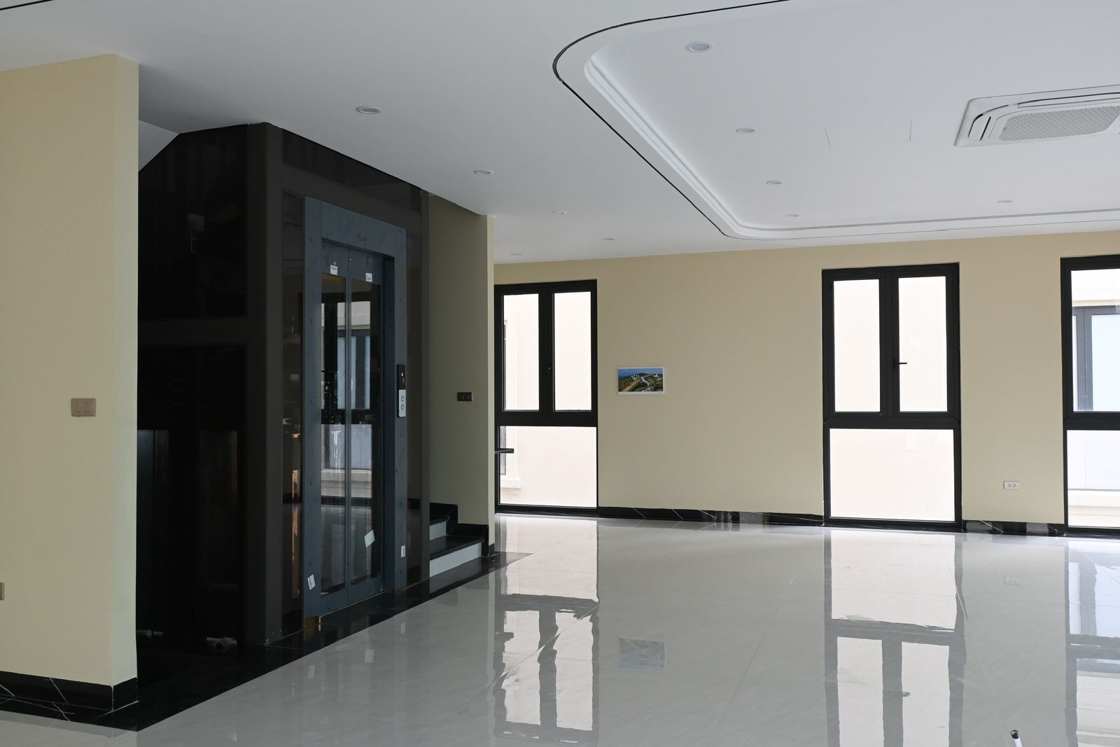 Thang máy kính khung đen trong phòng khách biệt thự